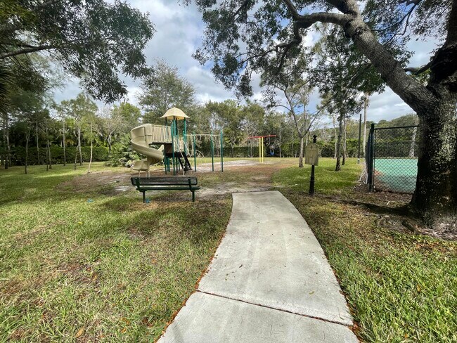 Building Photo - 1700 Crestwood Ct S