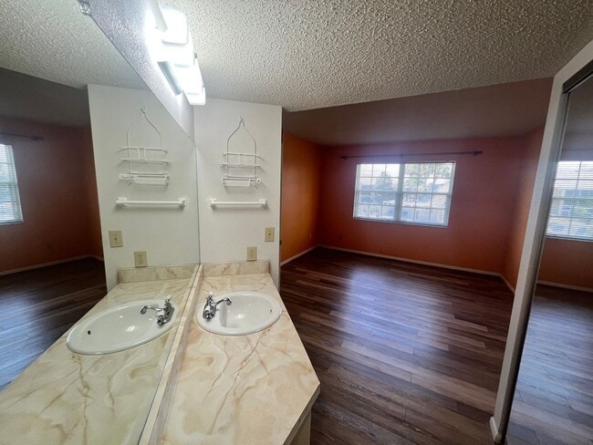 Building Photo - 945 Sonesta Ave NE