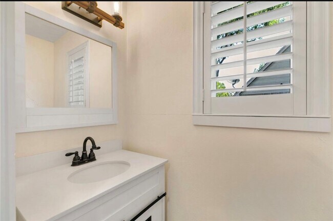 Building Photo - 2206 Hickory Lawn Dr