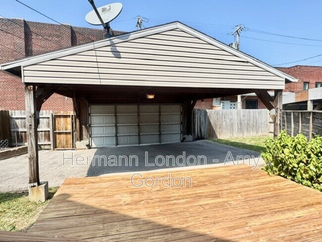 Building Photo - 2145 Victor St