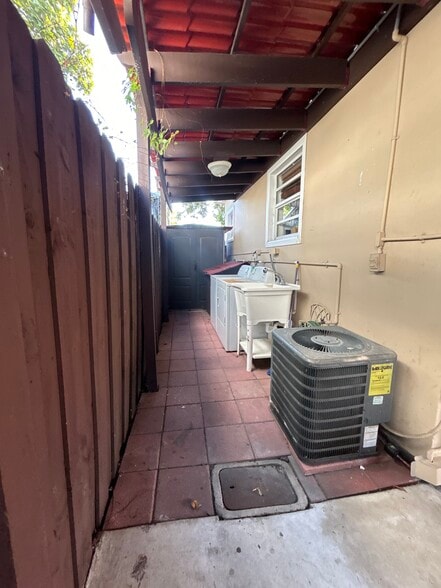 Building Photo - 927 SW 71st Ct