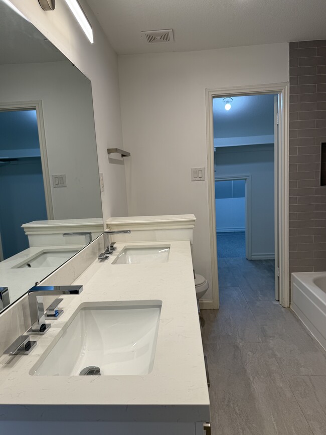 double vanity sinks - 6220 Bentwood Trl