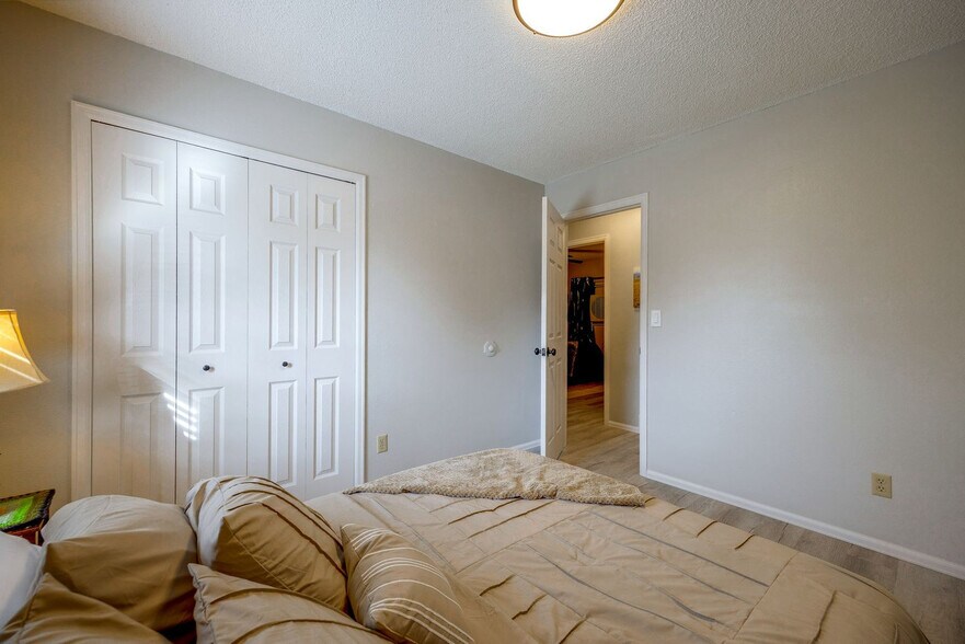 Building Photo - 6650 Parkridge Ct