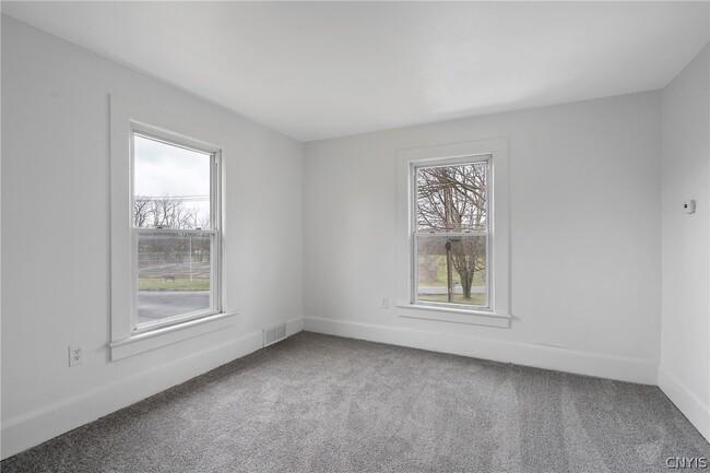 Building Photo - 409 N 6th St