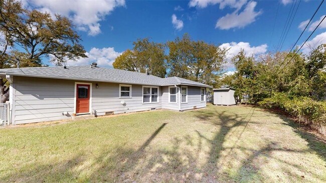 Building Photo - 911 E North Ave