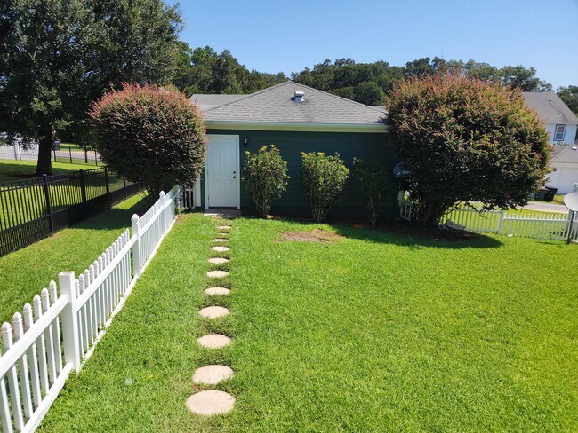Building Photo - 2472 Lantana Ln
