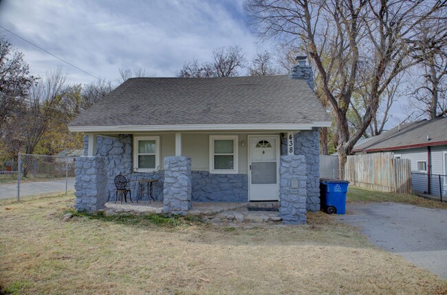 Building Photo - Recently Updated West Tulsa Home!