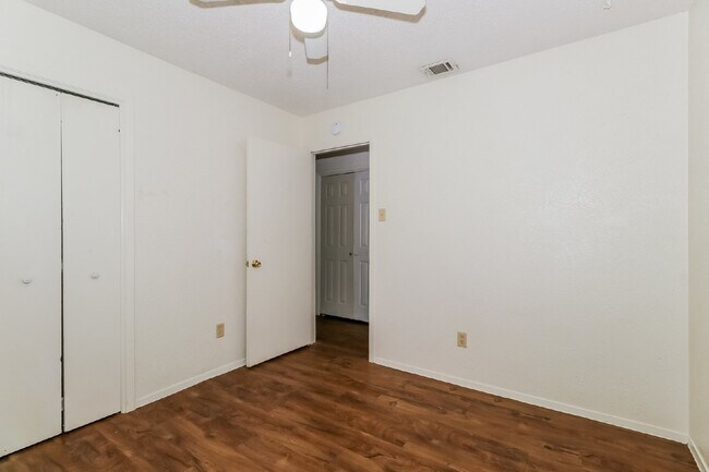 Building Photo - 323 W William Cannon Dr