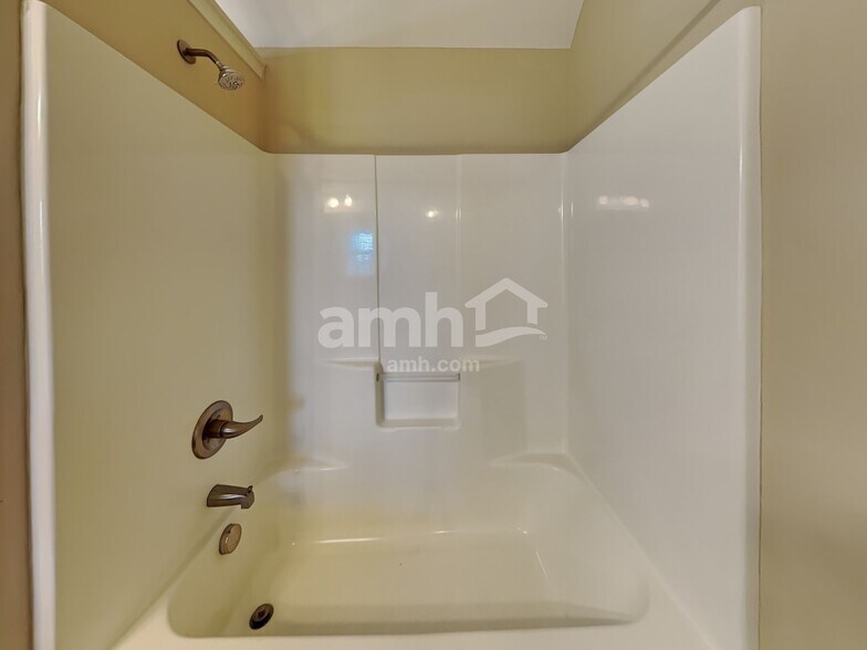 Building Photo - 137 Border Ave