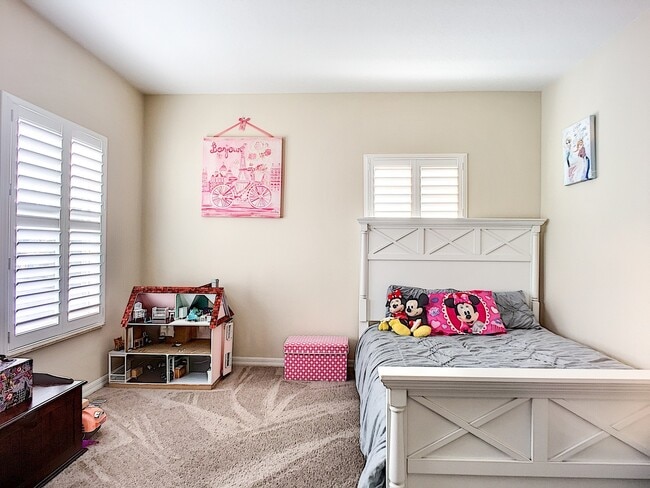 Building Photo - Gorgeous 4-Bedroom, 3-Bathroom Town Home w...