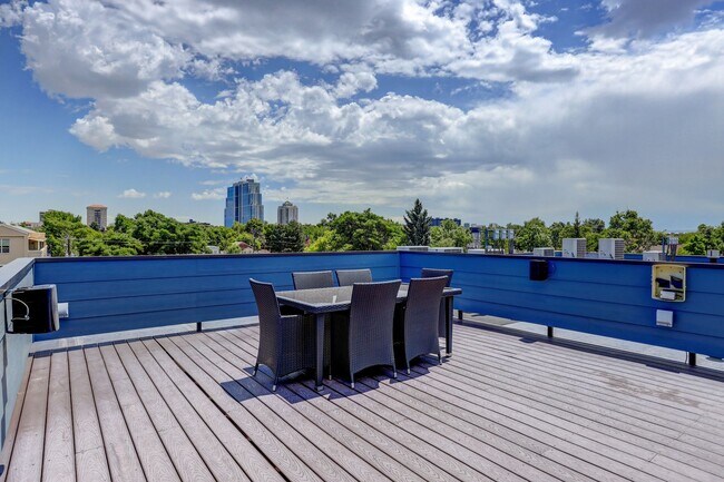 Building Photo - 2 bedroom 2 bath Penthouse apartment in Wa...