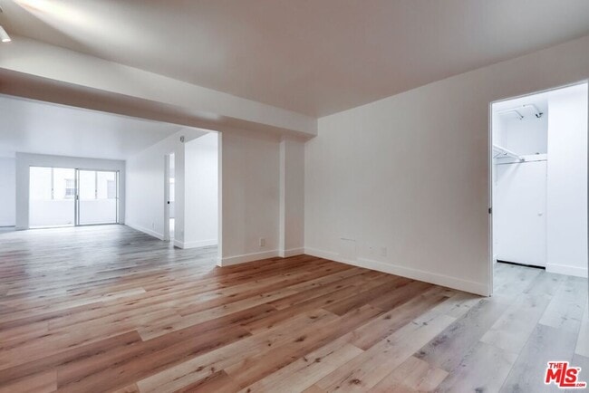 Building Photo - 435 N Oakhurst Dr