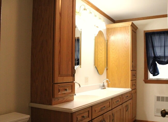 Building Photo - 1878 Riverside Dr