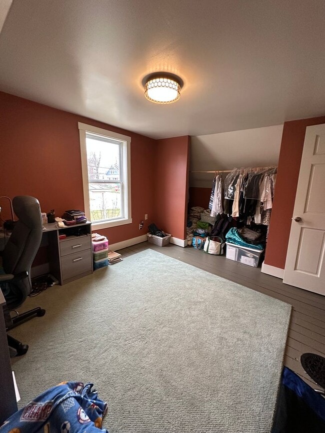 Building Photo - Spacious Single-Family House - Close to Mi...