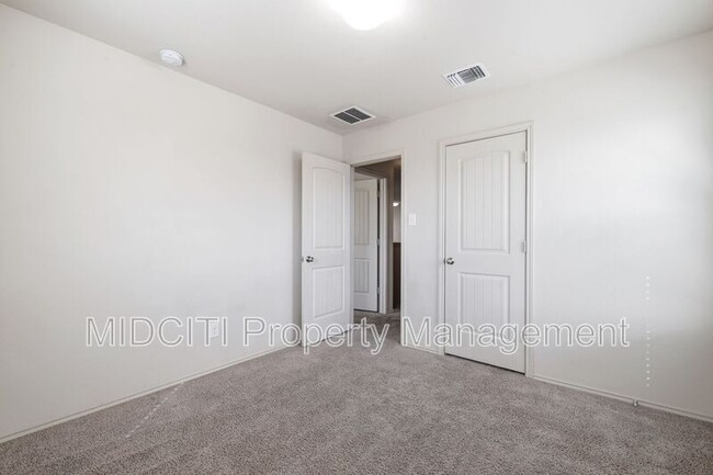 Building Photo - 205 Tallow Trl