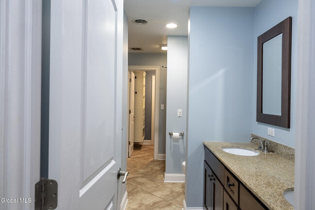 Building Photo - 949 Hudson Ave