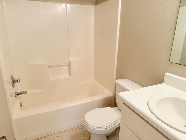 Building Photo - Charming 2 Bed/2 Bath Duplex