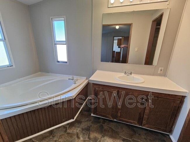 Building Photo - 308 Sunshine Dr