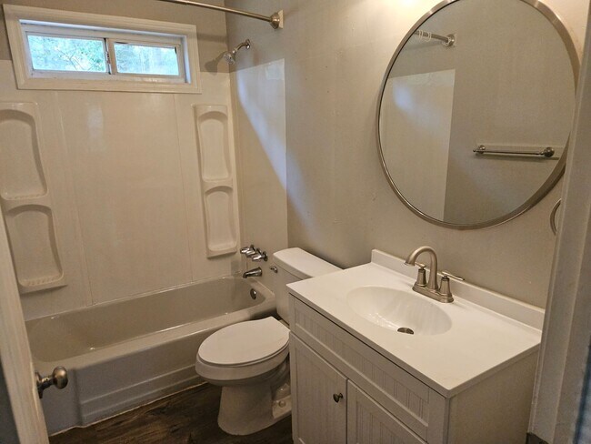 Building Photo - Renovated Marietta Bungalow