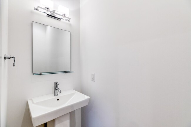 Building Photo - Northern Liberties Townhome with Parking!