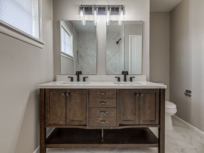 Building Photo - Move in special / First months rent is $800