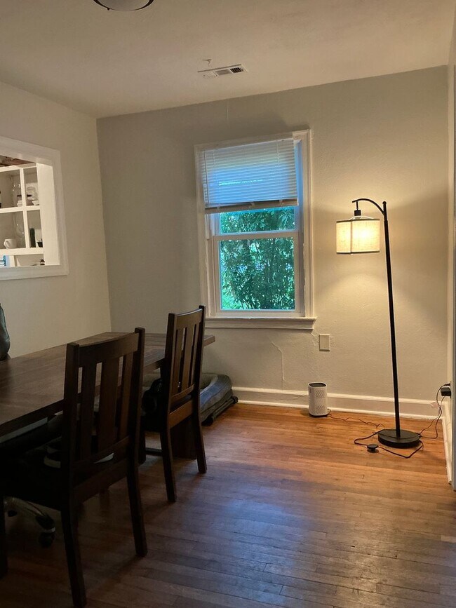 Building Photo - 2 Bedroom / One bathroom house!