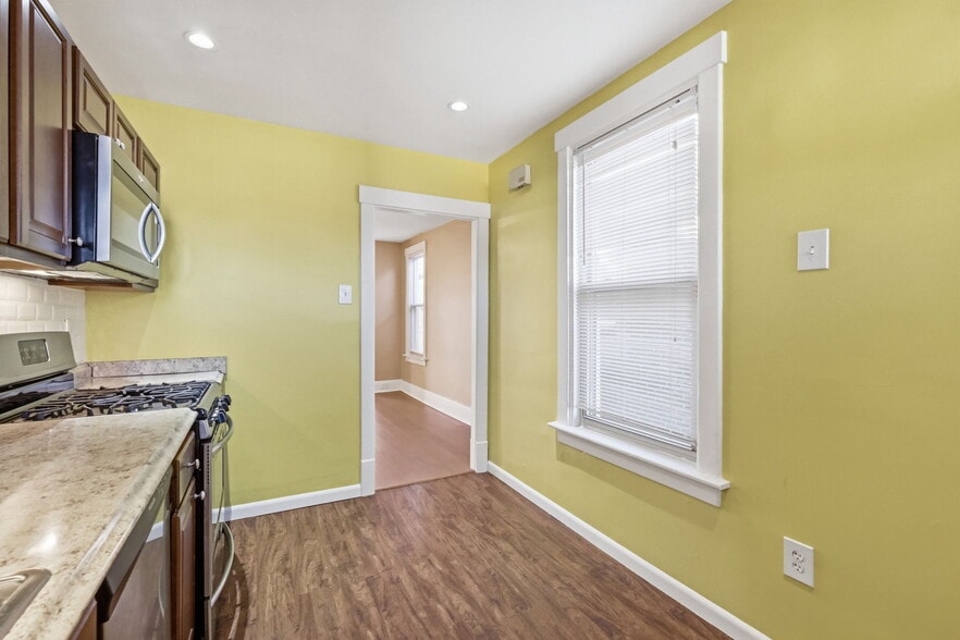 Building Photo - 2303 Sherbrook St