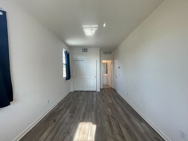 Building Photo - $1,000 Off 2nd Month’s Rent! 5-Bedroom Hom...