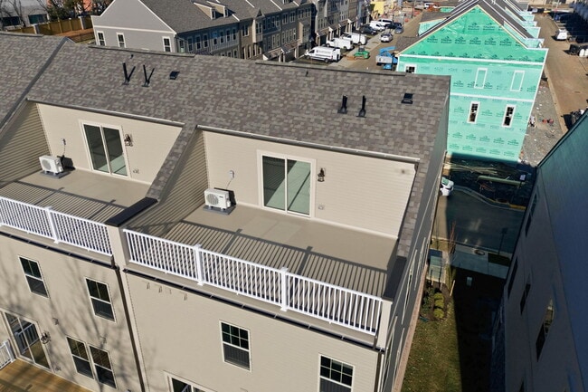 Building Photo - 1017 Venifena Terrace SE