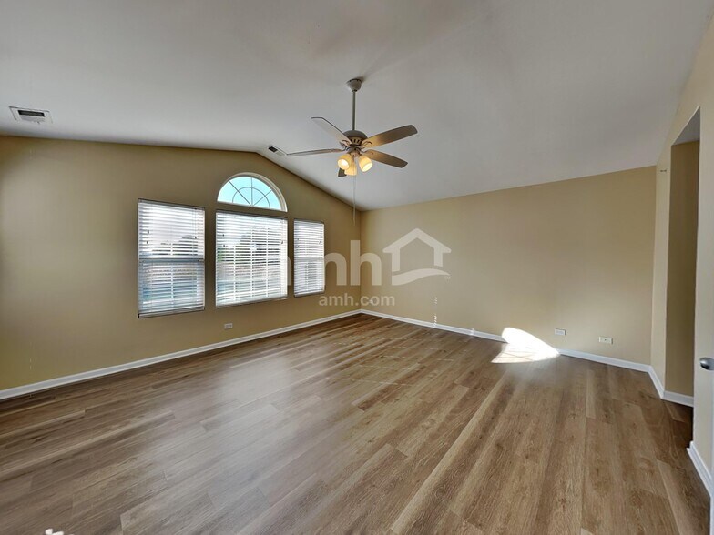 Building Photo - 1851 Candlelight Cir