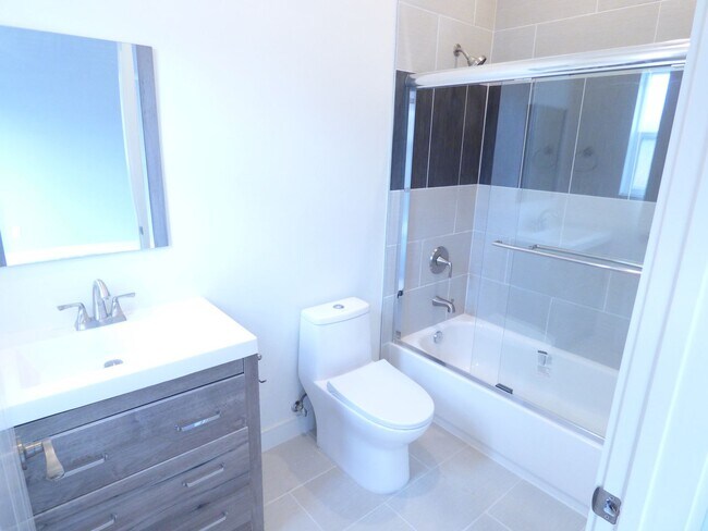 Building Photo - 1923 Holly Dr