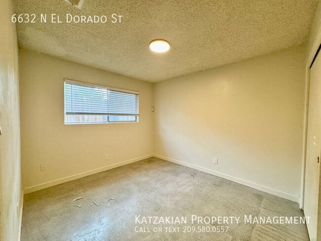 Building Photo - Updated Single-Story 2-Bedroom 1-Bath Triplex