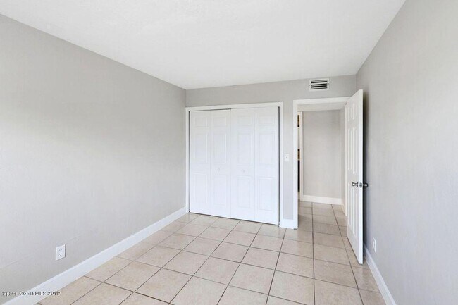 Building Photo - 223 Columbia Dr