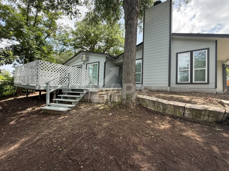 Building Photo - 12400 Welcome Dr