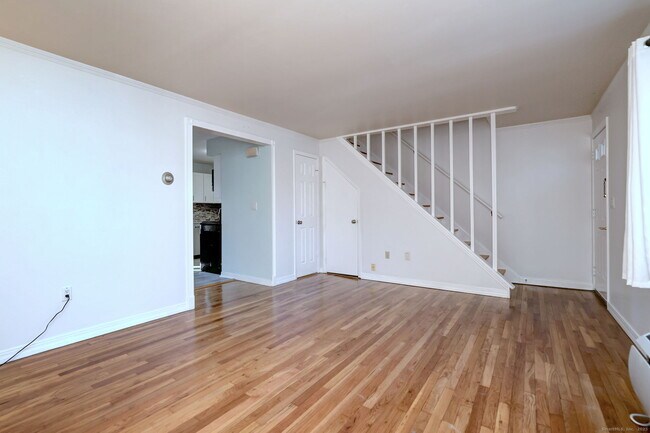 Building Photo - 245 Sunnyridge Ave