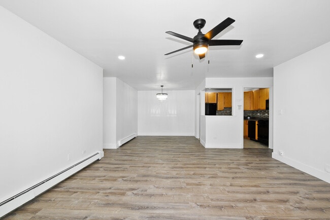 Building Photo - 16W 540 Lake Dr
