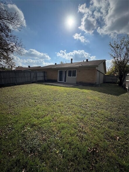 Building Photo - 1925 Bosque Dr