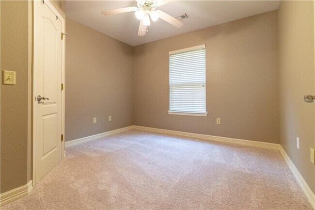Building Photo - 2110 E Cinnamon Way