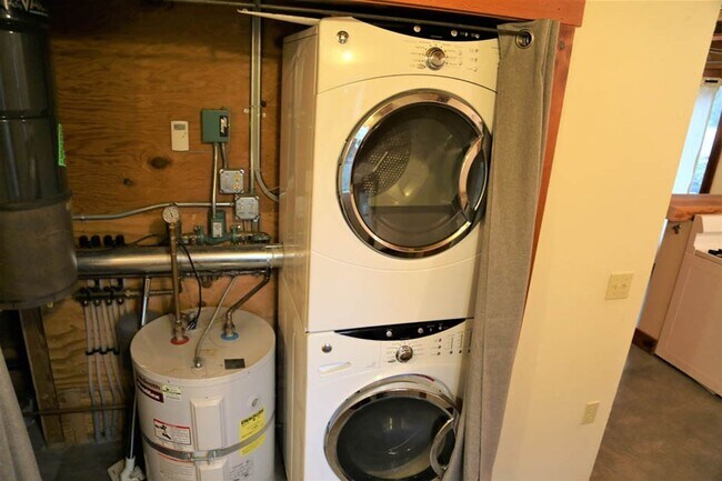 Building Photo - Extraordinary 2bed/2bath Loft in Historic Barn next door to Oregon State