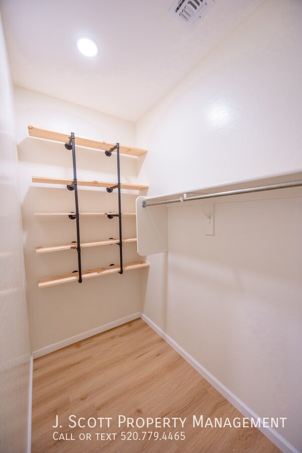 Building Photo - 1270 Carlsbad Dr