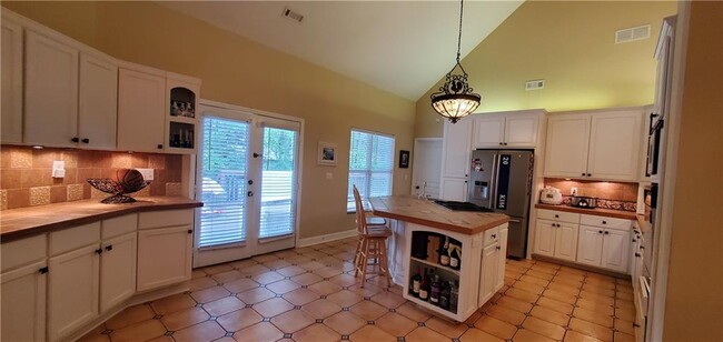 Building Photo - 225 Silver Birch Ct