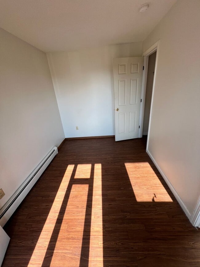 Building Photo - 123 E Ninth St