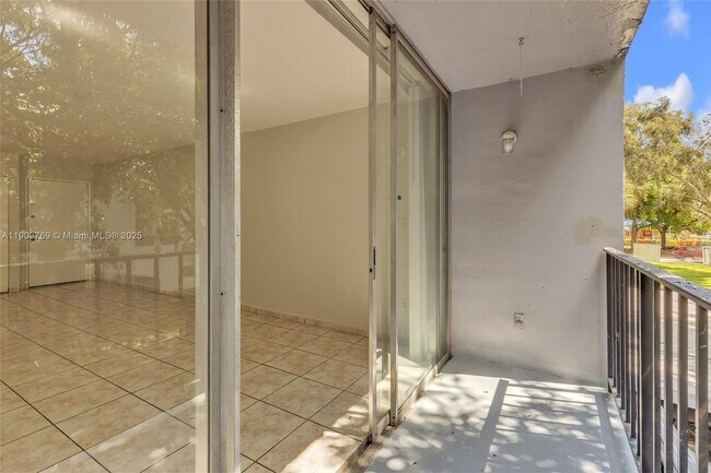 Building Photo - 210 Fontainebleau Blvd