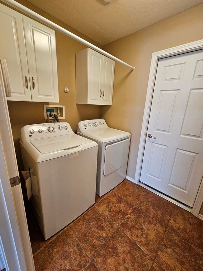 Building Photo - Beautiful Golf Course Area Home with 4 Bed...