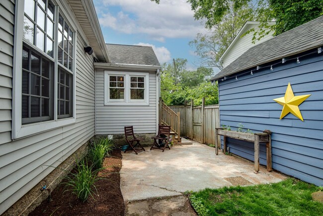 Building Photo - Welcome to your perfect rental in the hear...