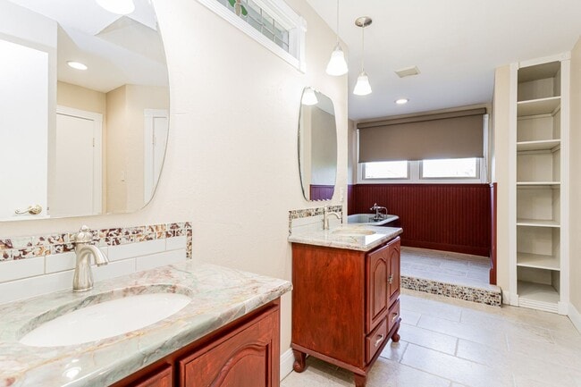 Building Photo - Charming 3 Bed / 2.5 Bath Two-Story Home!