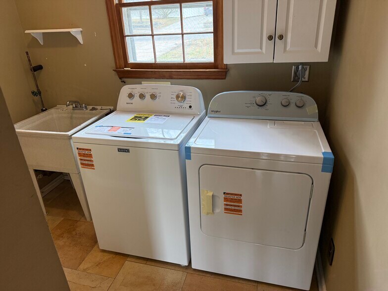 Building Photo - 448 Lake Ave