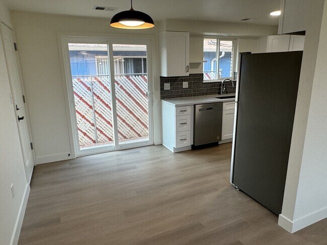 Building Photo - Completely Renovated 2BD/1BA Condo w Attached Garage
