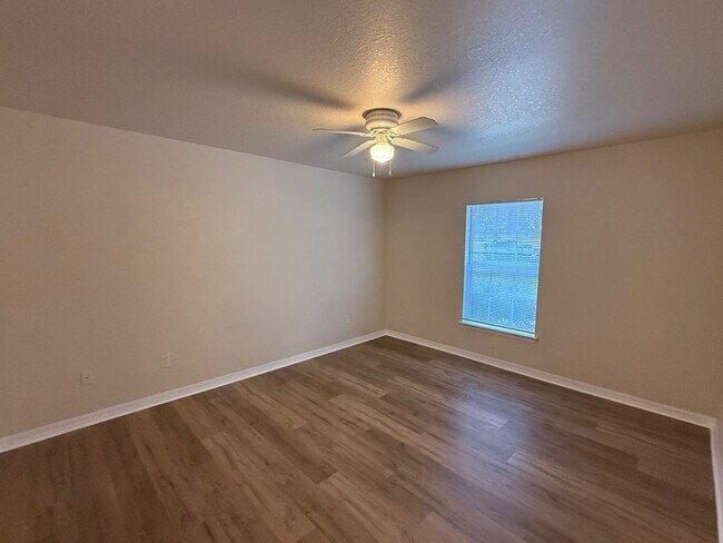 Building Photo - 2 Bedroom/2 Bathroom Apartment