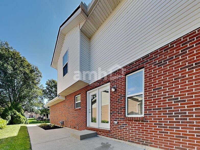 Building Photo - 3270 Village Dr